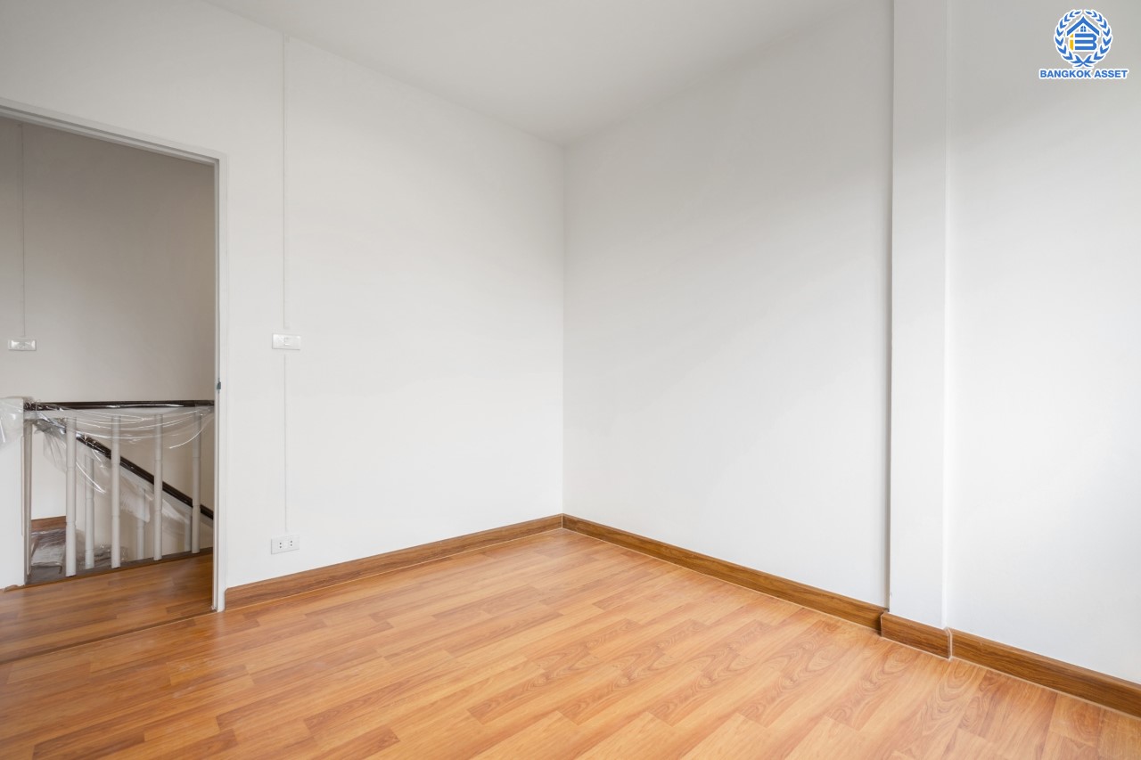 บ้านมือสองตกแต่งใหม่ ม.บุศรินทร์ วงแหวน (บ้านกล้วย-ไทรน้อย) แบรนด์ L&H เนื้อที่ 20.8 ตร.ว. ฟังก์ชัน 3 ห้องนอน 2 ห้องน้ำ ตอบโจทย์ทุกการอยู่อาศัย ใกล้เซ็นทรัลเวสต์เกต และ รถไฟฟ้า "สถานีคลองบางไผ่"